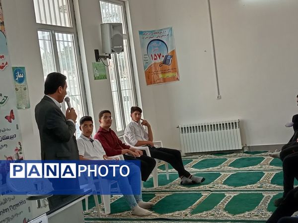 حضور جمعی از اعضای دبیرستان نمونه آیت‌الله خامنه‌ای در مدرسه نمونه دانش