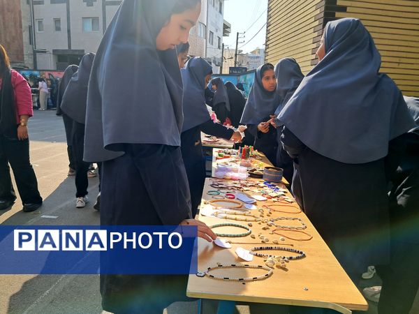 بازارچه دست‌ساخته‌های دانش‌آموزی در دبیرستان بهار آزادی قائمشهر