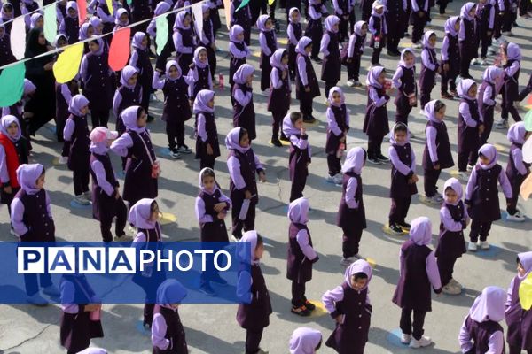 حضور پلیس در دبستان فاطمهالزهرا برای آموزش پیشگیری از آسیبهای اجتماعی