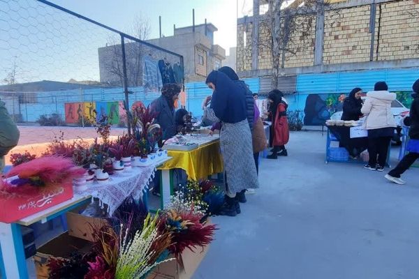 برپایی بازارچه هنرهای دستی در هنرستان ثمین