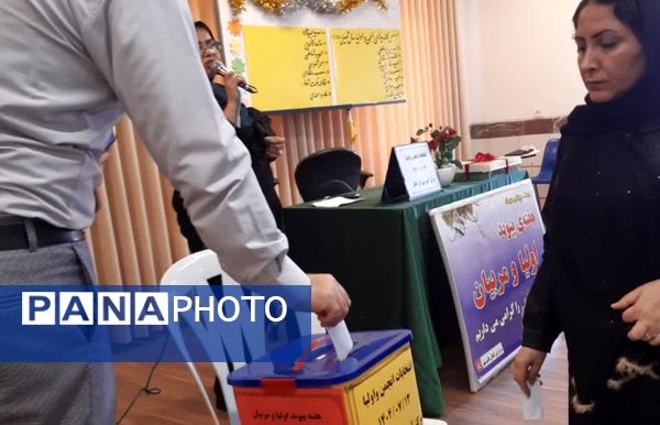 انتخابات انجمن اولیا و مربیان در دبیرستان فرزانگان قائمشهر