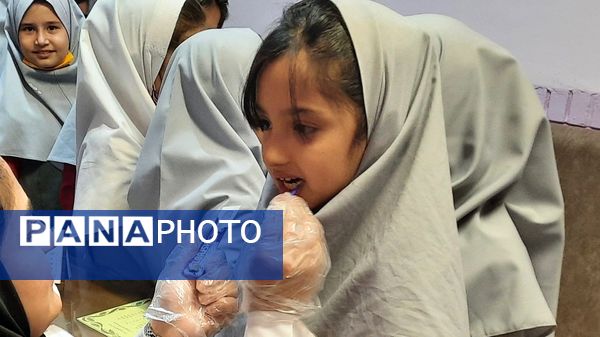 اجرای طرح وارنیش فلوراید در دبستان پنجم مهر