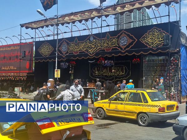 قدم‌هایی تا بهشت؛ جاماندگان اربعین در مشهد رهسپار حرم مطهر رضوی شدند