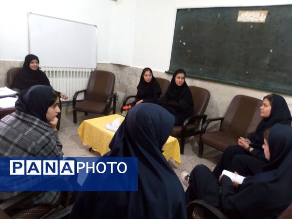 اولین جلسه همیاران مشاور در دبیرستان فاطمیه