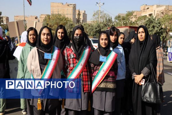حضور پرشور دانش‌آموزان پاکدشتی در راهپیمایی روز ۱۳ آبان