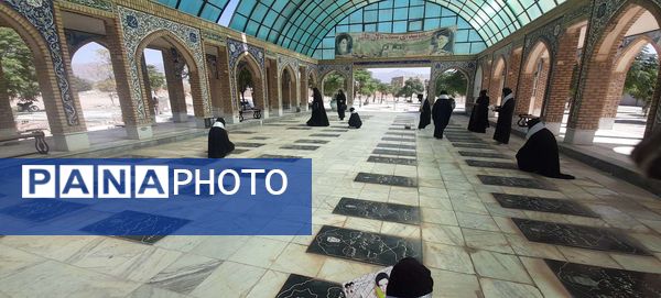 غبار روبی مزار شهدا شهرستان خلیل آباد توسط دانش آموزان بسیجی اموزشگاه مرحوم پاکدل 