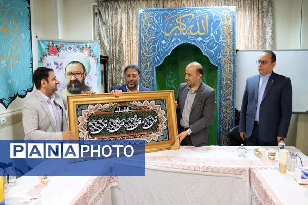 زنگ سپاس معلم در هنرستان احمدی روشن منطقه ۱۴ تهران با حضور وزیر نیرو نواخته شد