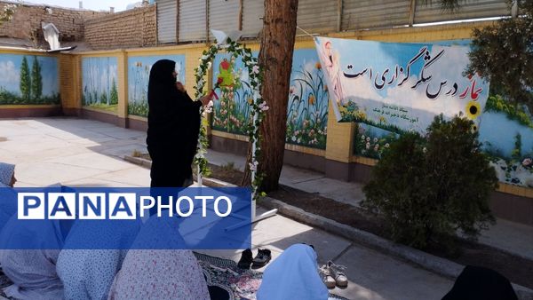 آیین نواختن زنگ نماز در مدرسه فرهنگ شهرستان خلیل آباد 