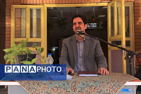 مراسم راز و رهایی؛ پنجره‌ای به دنیای دو نسل در دبیرستان نمونه‌دولتی ولایت بهارستان‌دو