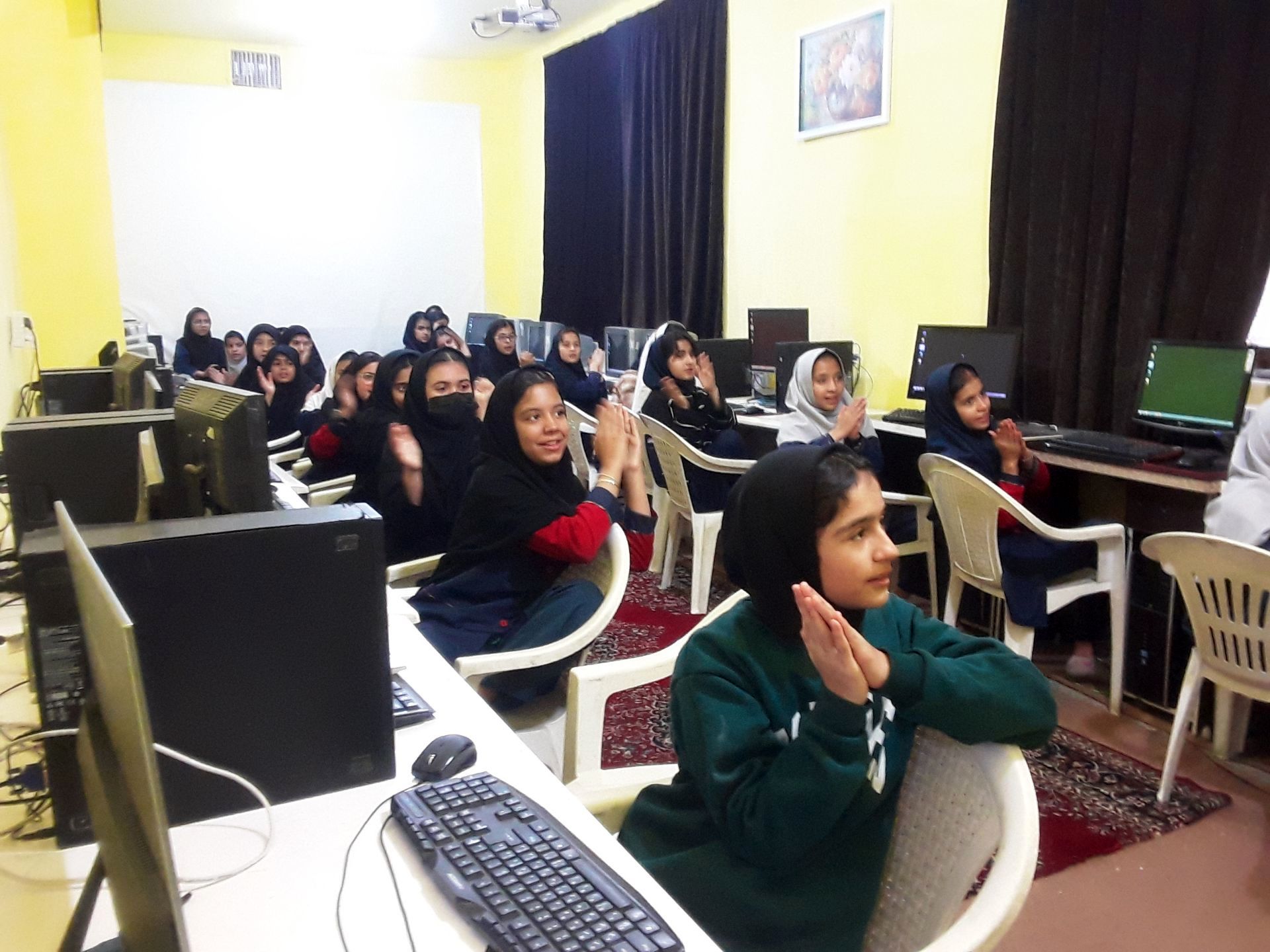 کلاس یادگیری کار با رایانه در کانون لقمان