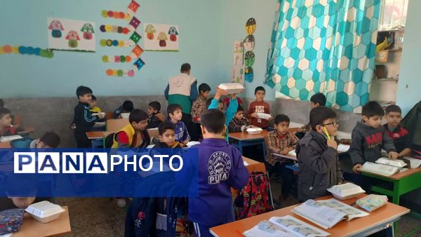 دانش‌آموزان دبستان شهید نعمت‌اللهی مهمان سفره رضوی شدند