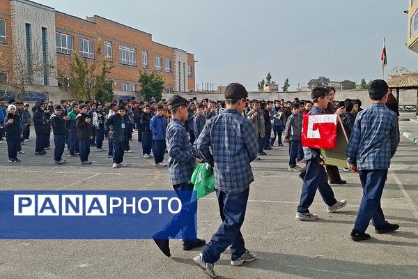 تجدید عهد دانش آموزان مدرسه ایمان ورامین با امام حسین (ع) 