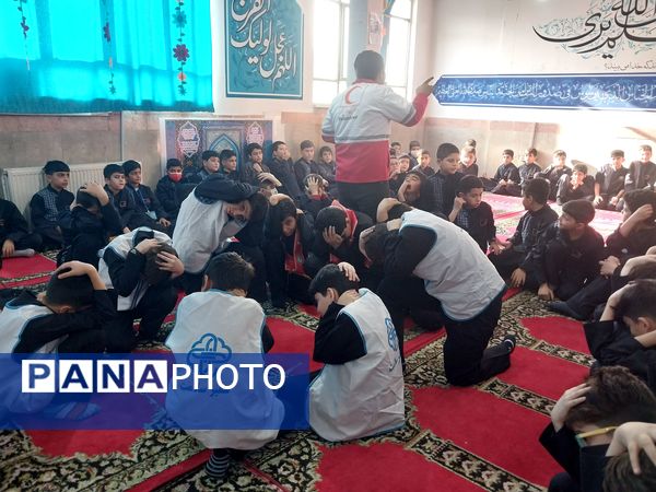 کسب آمادگی در روزهای قبل از اجرای مانور زلزله در مدرسه ملاصدرا