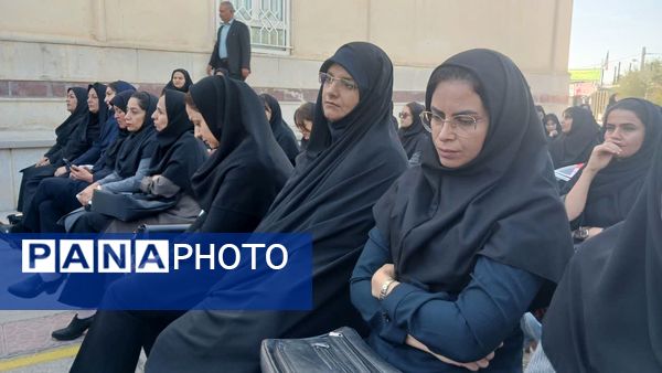 نواختن زنگ استانی مهر، ایثار و مقاومت در مدرسه نمونه دولتی ۹ دی به مناسبت آغاز سال تحصیلی و هفته دفاع مقدس
