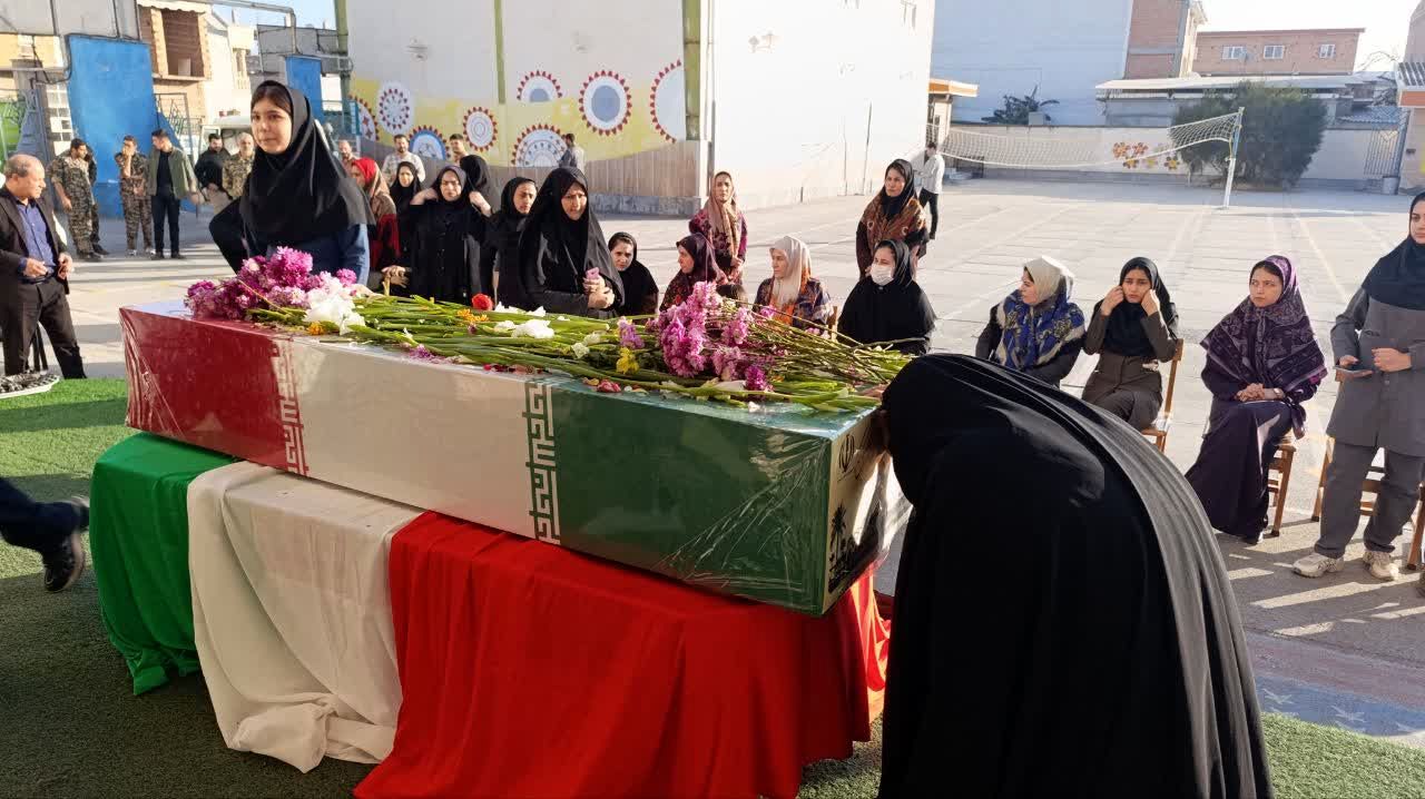 طنین سلام دانش‌آموزان بندرترکمن به شهدای خوشنام