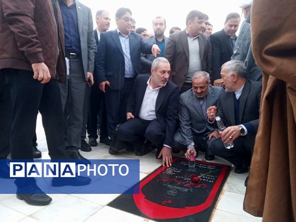 ادای احترام وزیر آموزش و پرورش به شهدای تایباد