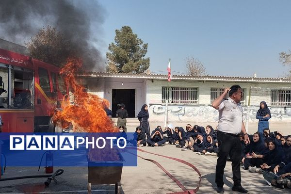 آموزش اصول اولیه آتش‌نشانی در مدرسه زکیه صباشهر