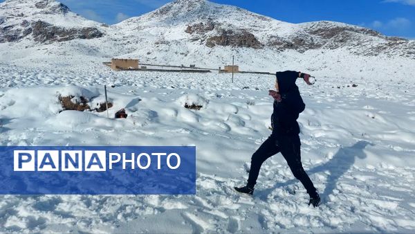 رقص دانه‌های برف در آسمان خاتم؛ شور و هیجان کودکان