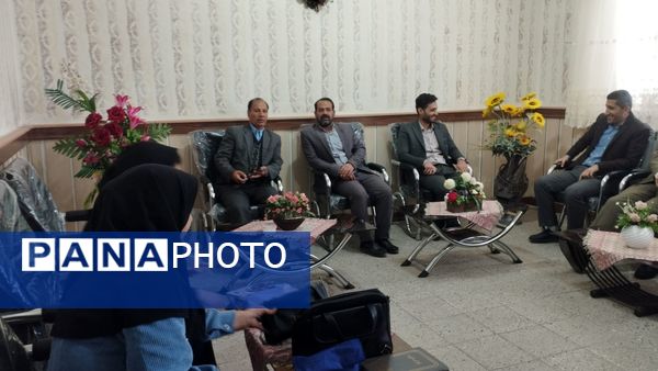 نواختن زنگ هفته کتاب و کتابخوانی در مدرسه شهید نجفیان