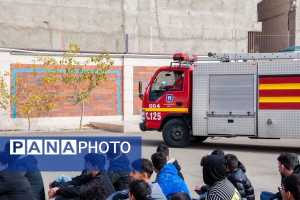 جلسه آموزشی ایمنی و اطفا حریق در مدرسه فرزندان میهن اسلامشهر