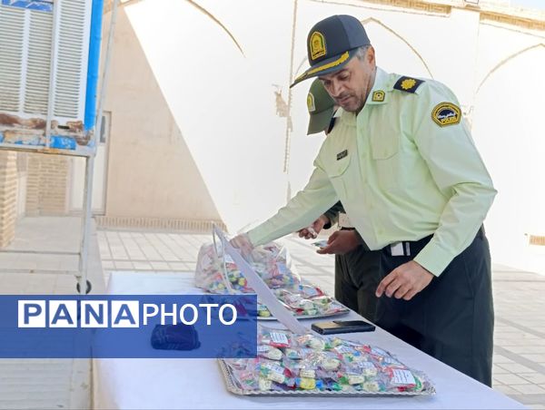 برپایی میز خدمات در مصلی نماز جمعه توسط نیروی انتظامی شهرستان خلیل اباد 