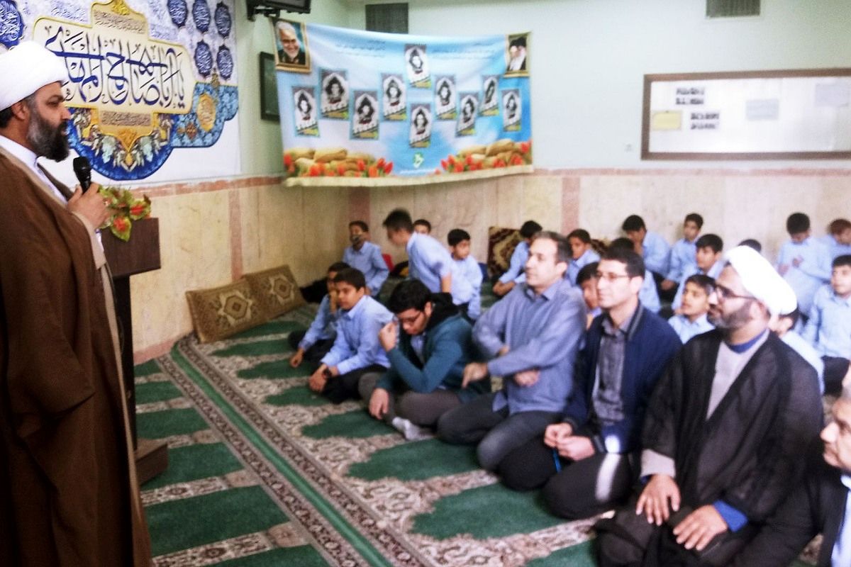 برپایی نماز جماعت مدارس کهریزک با حضور امام جمعه منطقه 