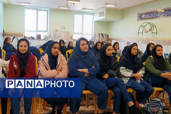 یک روز بدون کیف همراه با آموزش خود مراقبتی در دبیرستان شریعت 