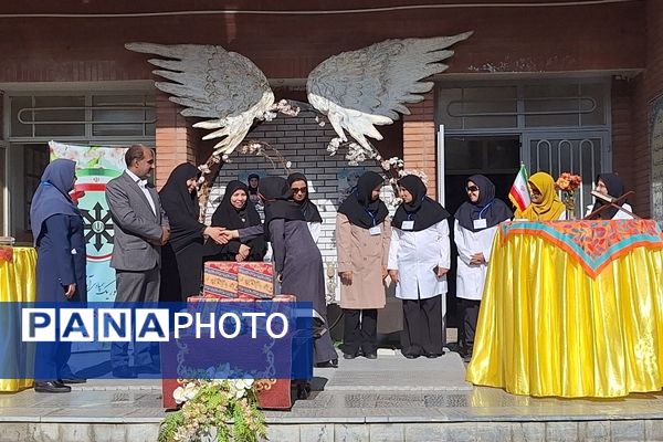 گرامیداشت روز آزمایشگاه با حضور دانش‌آموزان مقام آور دبیرستان فرزانگان ۴(قدسیه علوی)