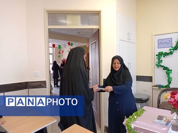 اهدای جوایز به دانش آموزان جدید الورود دبیرستان مادرمهربان خلیل آباد