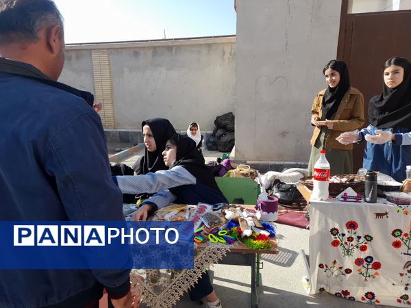 برپایی بازارچه مدرسه‌ای به‌مناسبت دهه فجر در آموزشگاه دخترانه شهید حسن زاده خانلق