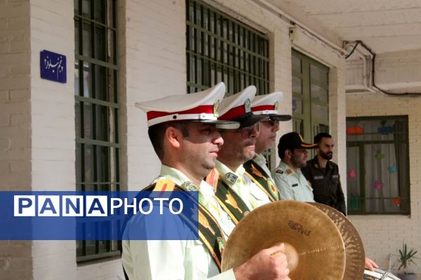 حضور پلیس در دبستان فاطمهالزهرا برای آموزش پیشگیری از آسیبهای اجتماعی