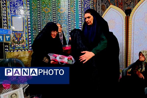 برگزاری محفل انس با قرآن و تجلیل از خانواده‌ شهدا