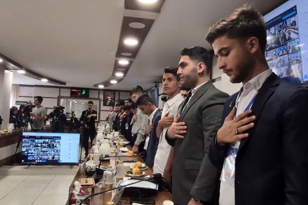 قرائت سوگندنامه توسط نمایندگان مجلس دانش‌آموزی دوازدهم
