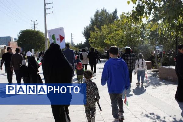 حضور پرشور دانش‌آموزان گچساران در راهپیمایی ۲۲ بهمن