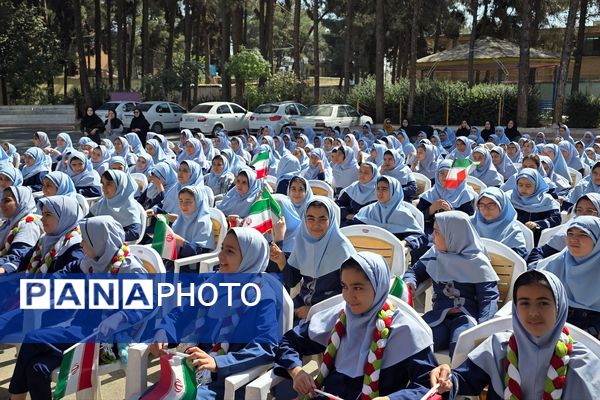 جشن عاطفه‌ها؛ لبریز از مهربانی در دبستان دخترانه قدر بهارستان ۲