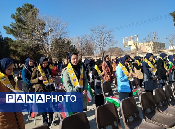 نواختن زنگ انقلاب در دبیرستان بنت‌الهدی صدر رضویه