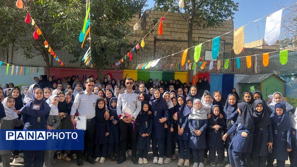 نور امید در دل آتش تجلیل از قهرمانان مدرسه مهندس رحمانی فرد در روز آتشنشان