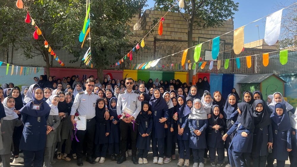 نور امید در دل آتش تجلیل از قهرمانان مدرسه مهندس رحمانی فرد در روز آتش‌نشان