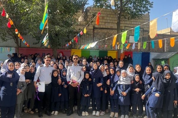 نور امید در دل آتش تجلیل از قهرمانان مدرسه مهندس رحمانی فرد در روز آتش‌نشان