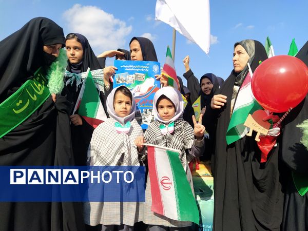  راهپیمایی  روز دانش آموز در مشهد با قلب هایی از جنس عزای حضرت فاطمه (س)