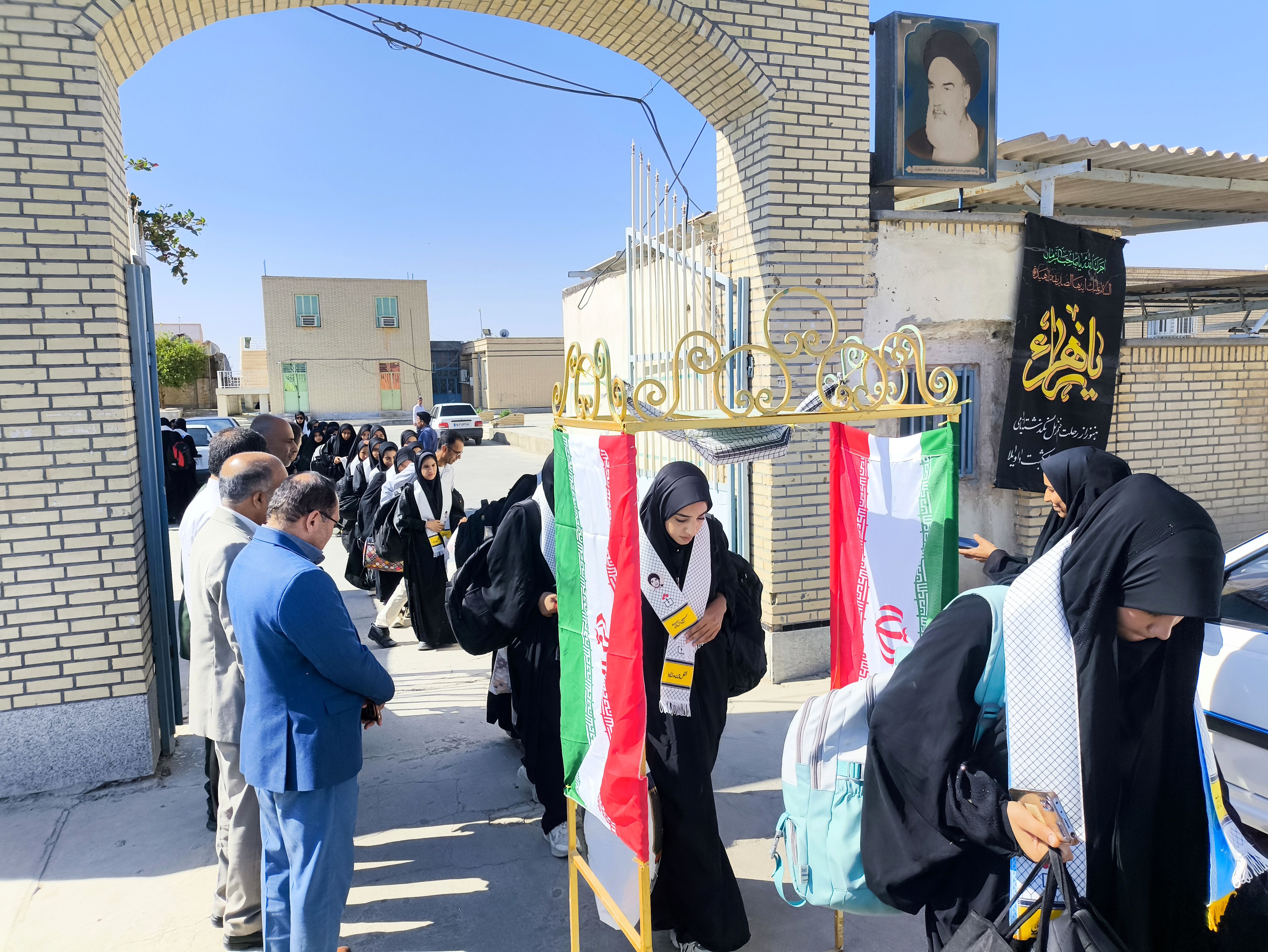 اعزام دانش‌آموزان دختر مدارس سندرک به مناطق عملیاتی جنوب کشور