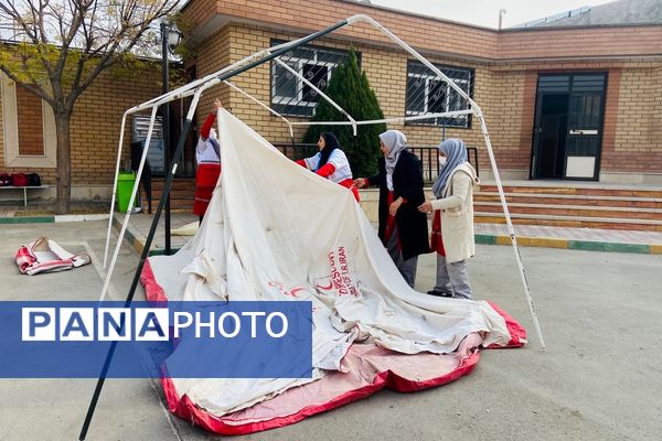پشت‌صحنه آماده‌سازی مانور زلزله در مدرسه استاد مطهری رباط‌کریم