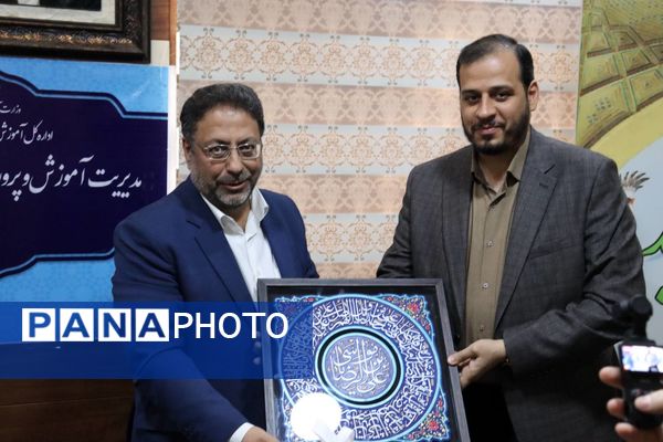 گرامیداشت هفته معلم با تجلیل از فرهنگیان آموزش و پرورش منطقه ۱۴ 