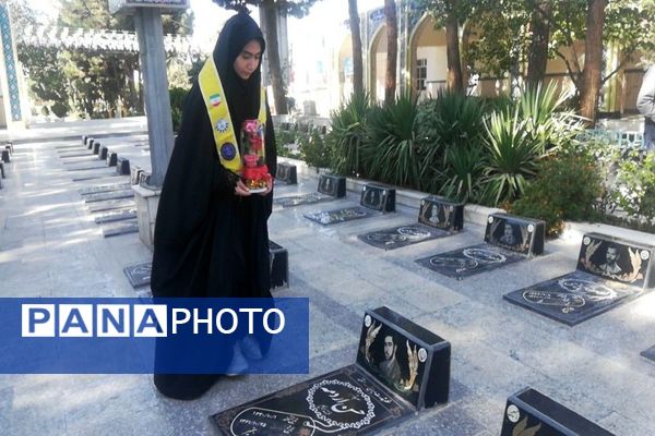 حضورپیشتازان دبیرستان شهید مجید دهنوی درگلزار شهدای بهشت فضل نیشابور