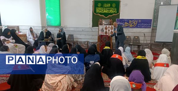 لحظاتی شاد از اعتکاف دانش‌آموزی با حضور نویسندگان و فرهیختگان یزد 