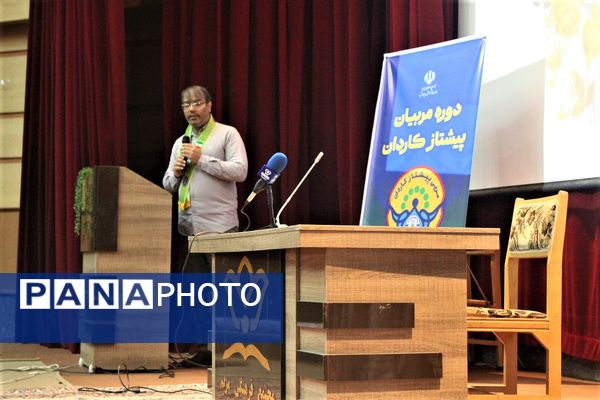 آیین افتتاحیه دوره تربیت مربی کاردان سازمان دانش‌آموزی استان قم