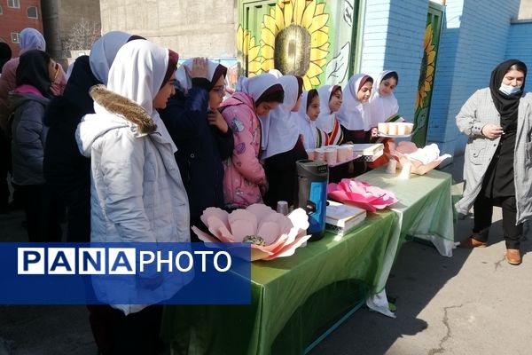 دانش‌آموزان مدرسه ۲۲ بهمن به مناسبت ولادت حضرت مهدی (عج)، موکبی را برپا کردند