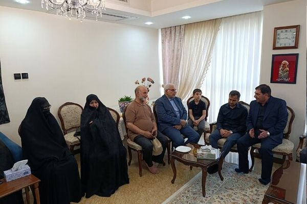 دیدار دستیار رهبری انقلاب با خانواده سپهبد شهید غلامعلی رشید