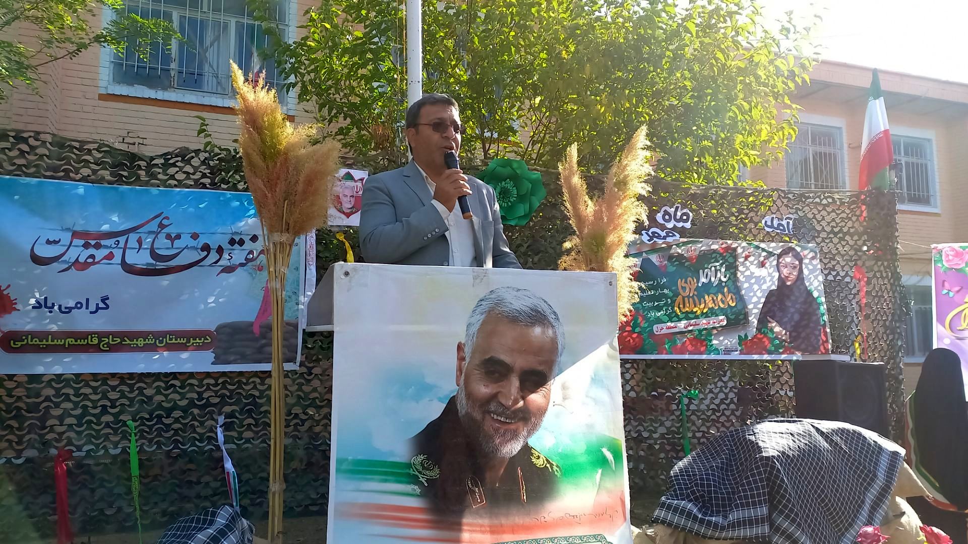 نواخته شدن زنگ مهر و مقاومت در دبیرستان شهید سلیمانی فیروزان با حضور مسئولان استانی و منطقه‌ای