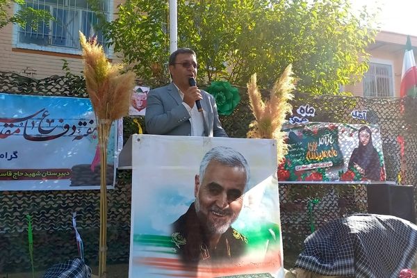 نواخته شدن زنگ مهر و مقاومت در دبیرستان شهید سلیمانی فیروزان با حضور مسئولان استانی و منطقه‌ای